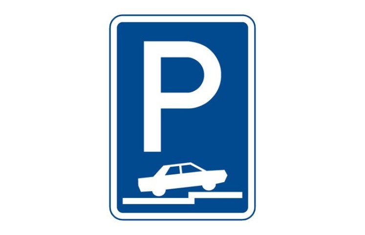 Dopravní značka IP11f - Parkoviště (částečné stání na chodníku kolmé nebo šikmé)