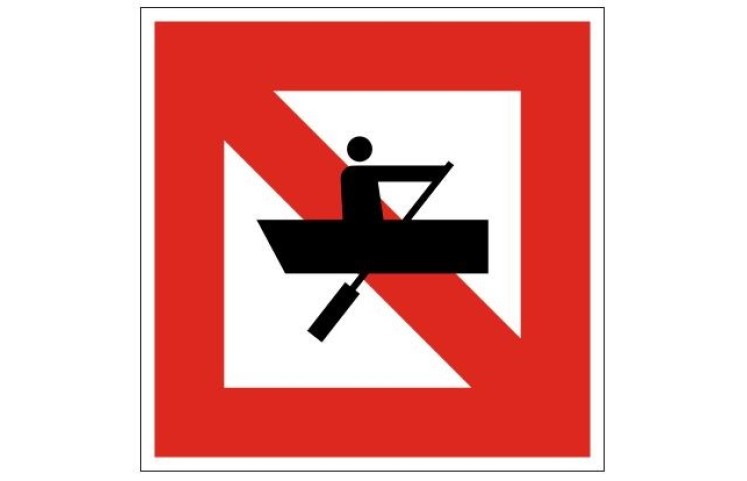 Plavební znak A16 - Zákaz plavby plavidel, která nejsou plachetnicemi ani nemají vlastní pohon Plavební znak A16 - Zákaz plavby plavidel, která nejsou plachetnicemi ani nemají vlastní pohon