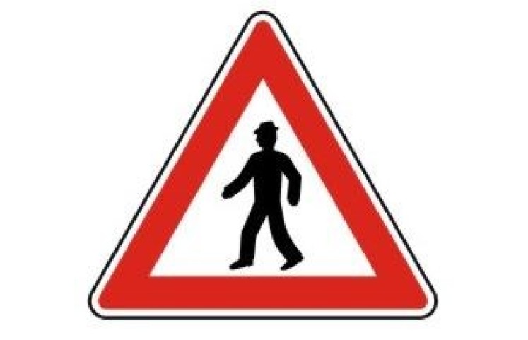 Dopravní značka A12a - Chodec Dopravní značka A12a - Chodec