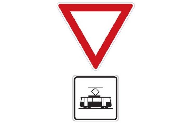 Dopravní značka P5 - Dej přednost v jízdě tramvaji! Dopravní značka P5 - Dej přednost v jízdě tramvaji!