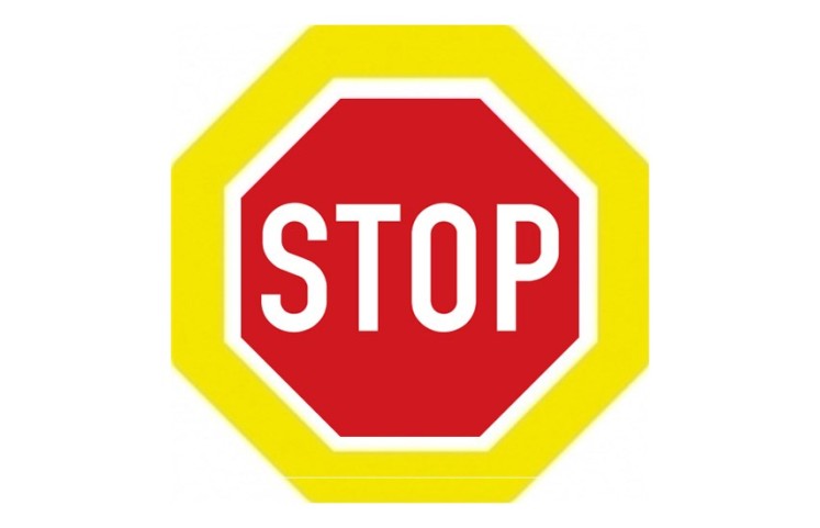 Dopravní značka P6 - Stůj, dej přednost v jízdě!, zvýrazněná Dopravní značka P6 - Stůj, dej přednost v jízdě!, zvýrazněná